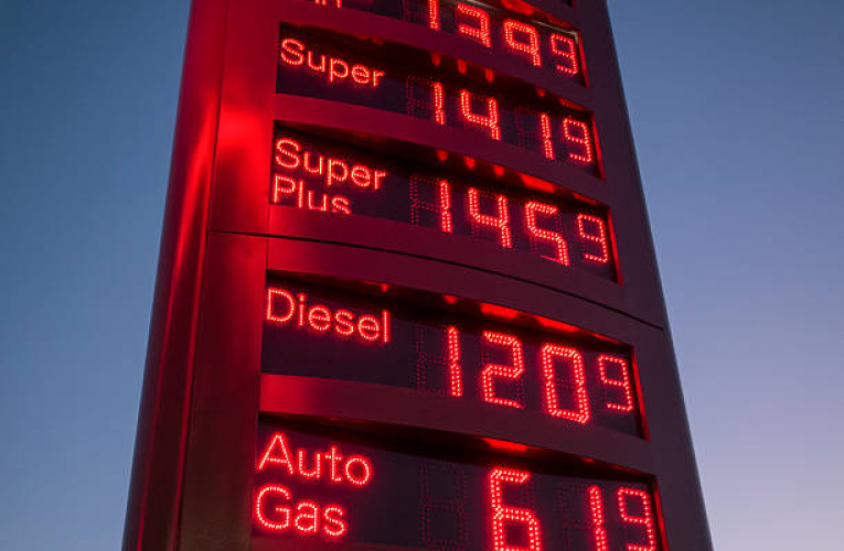Identifiez les stations les moins chères et adoptez une écoconduite pour réduire vos dépenses en carburant. ( crédit photo : Getty Images )