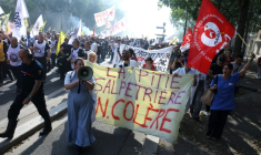Manifestation à Paris contre le recul du pouvoir d'achat dans la fonction publique le 29 septembre 2026 ( AFP / Kenzo TRIBOUILLARD )