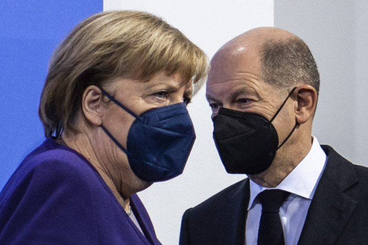 Angela Merkel et Olaf Scholz, à Berlin, le 2 décembre 2021 ( POOL / JOHN MACDOUGALL )