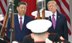 Le président chinois Xi Jinping (g) et le président américain Donald Trump assistent à une revue militaire dans la roseraie de la Maison Blanche, à Washington, le 24 septembre 2026 ( AFP / SAUL LOEB )