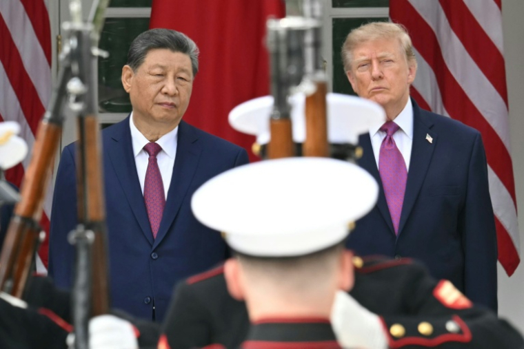 Le président chinois Xi Jinping (g) et le président américain Donald Trump assistent à une revue militaire dans la roseraie de la Maison Blanche, à Washington, le 24 septembre 2026 ( AFP / SAUL LOEB )