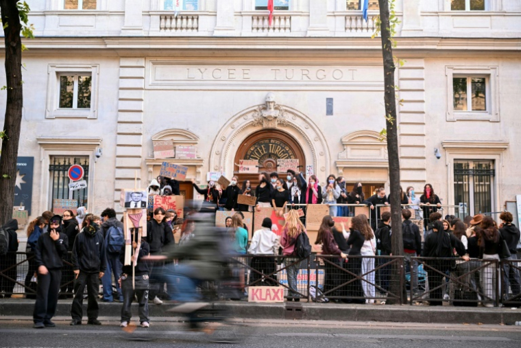 Des élèves manifestent devant le lycée Turgot à Paris, le 5 octobre 2026 ( AFP / LOU BENOIST )