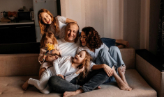 Le couple entreprend de planifier son avenir financier en investissant dans l’immobilier, l’assurance-vie et des placements boursiers.