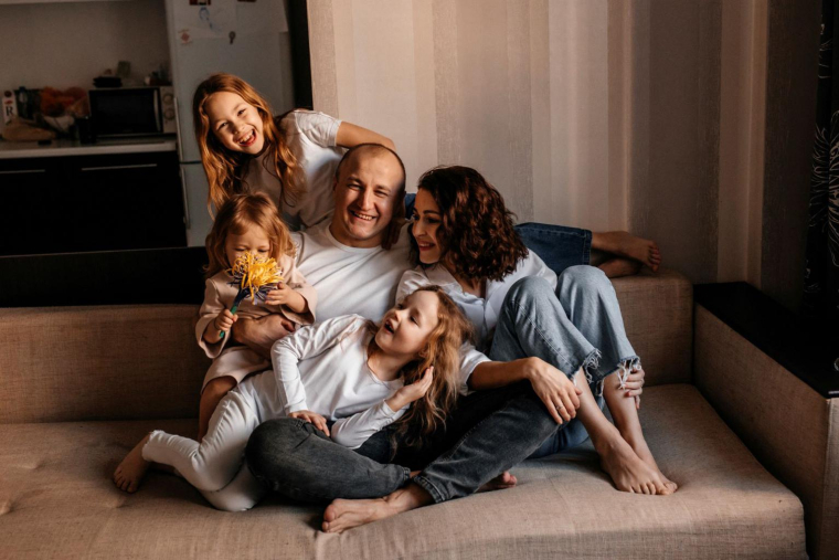 Le couple entreprend de planifier son avenir financier en investissant dans l’immobilier, l’assurance-vie et des placements boursiers.