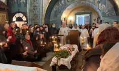 Des gens assistent aux funérailles du politicien de l’opposition russe Alexei Navalny dans une église de Moscou