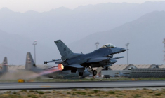 Un avion F-16 Fighting Falcon décolle à l'aérodrome de Bagram, en Afghanistan