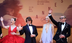 (g-d) L'actrice britannique Hayley Atwell, l'acteur américain Tom Cruise, l'actrice française Pom Klementieff et l'acteur britannique Simon Pegg arrivent pour la projection du film "Mission: Impossible- The Final Reckoning" au 78 Festival de Cannes, le 14 mai 2025 ( AFP / Valery HACHE )