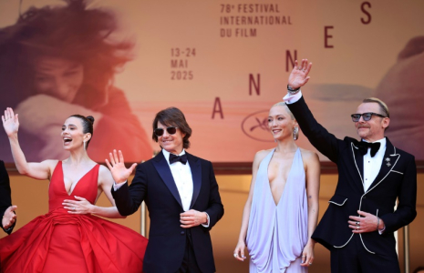 (g-d) L'actrice britannique Hayley Atwell, l'acteur américain Tom Cruise, l'actrice française Pom Klementieff et l'acteur britannique Simon Pegg arrivent pour la projection du film "Mission: Impossible- The Final Reckoning" au 78 Festival de Cannes, le 14 mai 2025 ( AFP / Valery HACHE )