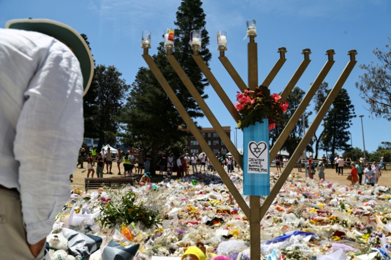 Des felurs déposées en hommge aux victimes à Bondi, le 18 décembre 2025. ( AFP / DAVID GRAY )
