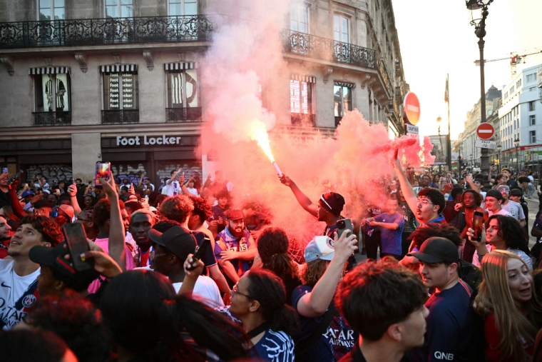 Des supporters du PSG à Paris, le 30 mai 2026. ( AFP / LOU BENOIST )