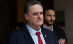 Le ministre israélien de la Défense Israel Katz observe la situation, dans le contexte du conflit en cours à Gaza entre Israël et le Hamas, à Jérusalem