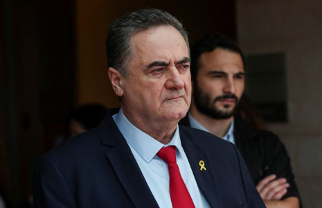 Le ministre israélien de la Défense Israel Katz observe la situation, dans le contexte du conflit en cours à Gaza entre Israël et le Hamas, à Jérusalem