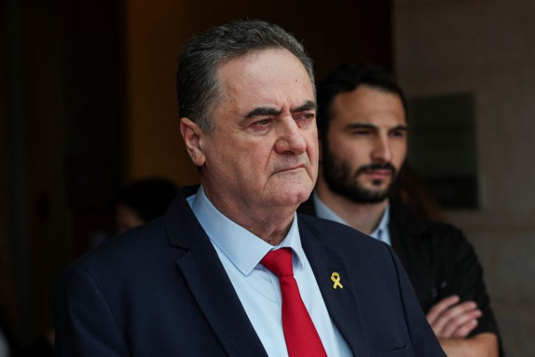 Le ministre israélien de la Défense Israel Katz observe la situation, dans le contexte du conflit en cours à Gaza entre Israël et le Hamas, à Jérusalem