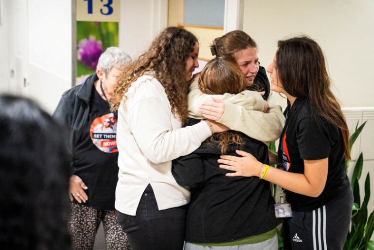 Raz Ben Ami retrouve sa famille à Tel Aviv après avoir été retenu en otage par le Hamas à Gaza