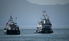 Un navire (à droite), appelé "Family" et faisant partie de la Flottille internationale pour Gaza, mouille au large du village de Sidi Bou Saïd, près de Tunis, le 9 septembre 2025 ( AFP / FETHI BELAID )