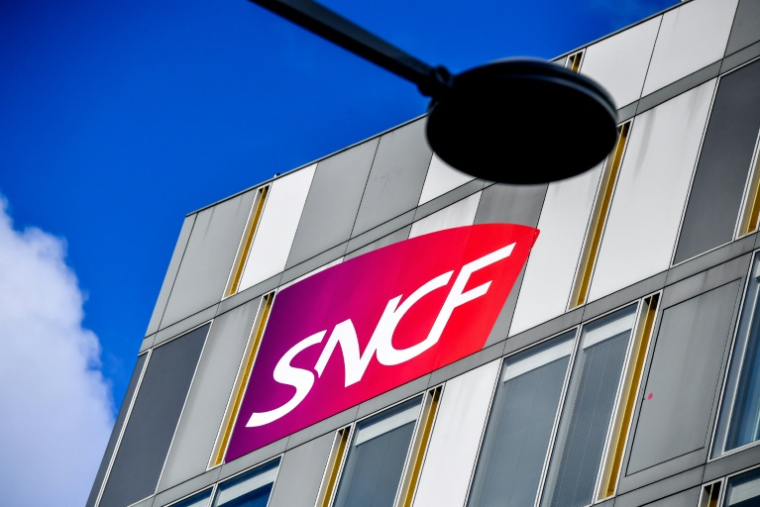 SUD-Rail appelle les contrôleurs de TGV à se mettre en grève les vendredi 9, samedi 10 et dimanche 11 mai, en plein week-end de pont du 8-Mai ( AFP / PHILIPPE HUGUEN )