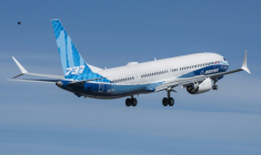 Photo fournie par Boeing montrant un 737 MAX 10 au décollage pour un premier vol réussi, depuis Renton Field, dans l’État de Washington, le 18 juin 2021 ( BOEING / Jim ANDERSON )