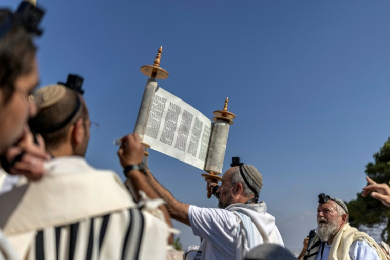 Des colons israéliens prient lors de la réouverture d'une colonie à Ganim, en Cisjordanie occupée, le 13 août 2026 ( AFP / ilia YEFIMOVICH )
