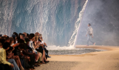 Le créateur Pharrell Williams lors du défilé Louis Vuitton à Paris le 23 juin 2026, avec la vague d'eau polémique en pleine canicule ( AFP / SIMON WOHLFAHRT )