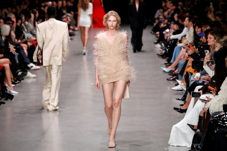 Une création Stella McCartney présentée lors de son défilé printemps-été 2026 à la Fashion Week de Paris, le 30 septembre 2025 ( AFP / GEOFFROY VAN DER HASSELT )