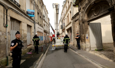 Les pompiers utilisent une grue alors qu'ils recherchent deux collègues portés disparus après avoir été ensevelis sous les décombres en éteignant un incendie dans un immeuble du centre-ville de Laon, au nord de la France, qui n'a pu être maîtrisé que tard dans la nuit, le 10 juin 2025 ( AFP / Francois LO PRESTI )