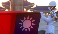 Photo d'archives: Les gardes d'honneur abaissent le drapeau de Taïwan pendant les heures de coucher du soleil sur la place de la Liberté à Taipei