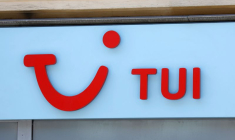 TUI CREUSE SES PERTES AU PREMIER TRIMESTRE, ESPÈRE UNE REPRISE CET ÉTÉ