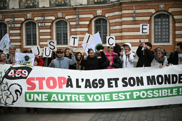 Des membres des associations opposées au projet d'autoroute A69 entre Castres et Toulouse manifestent à Toulouse, le 27 février 2025 en Haute-Garonne ( AFP / Lionel BONAVENTURE )