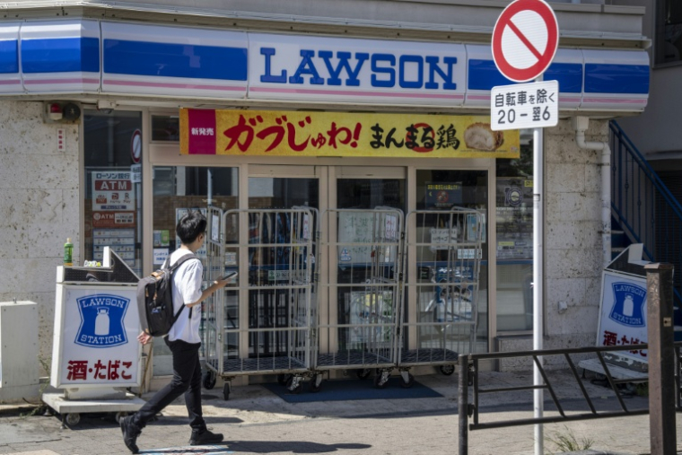Lawson a annoncé le lancement de trois nouveaux produits alimentaires, dont une tarte au citron aromatisée au cornichon ( AFP / Yuichi YAMAZAKI )