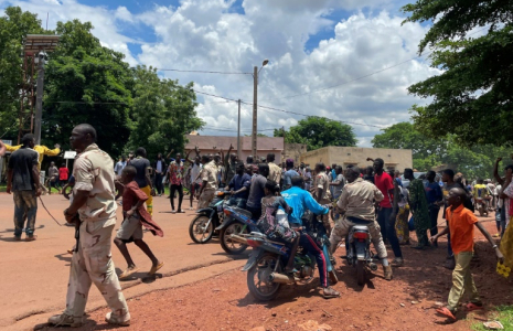 Une foule se rassemble autour d'un homme soupçonné d'avoir participé à une tentative d'attaque déjouée devant la base militaire de Kati, au Mali, le 22 juillet 2022 ( AFP / - )