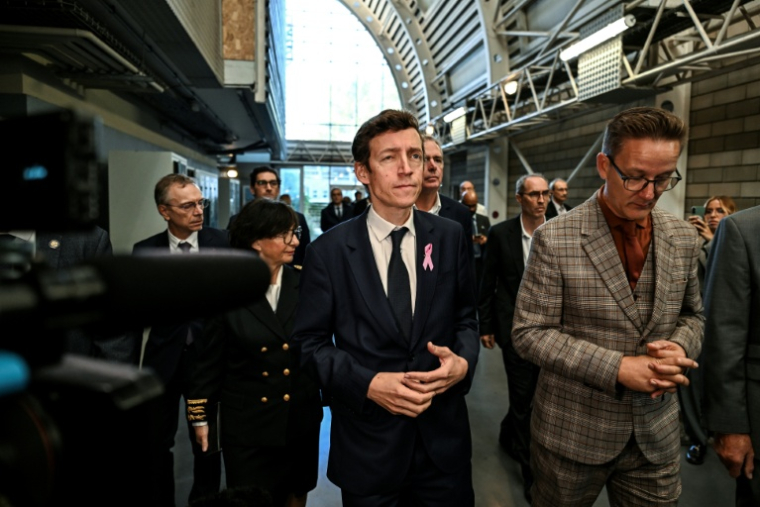 Le ministre de l'Education nationale Edouard Geffray (c) visite le lycéen Les Iris, saccagé le 8 octobre 2026, à Lormont, le 15 octobre 2026 près de Bordeaux, en Gironde ( AFP / Christophe ARCHAMBAULT )