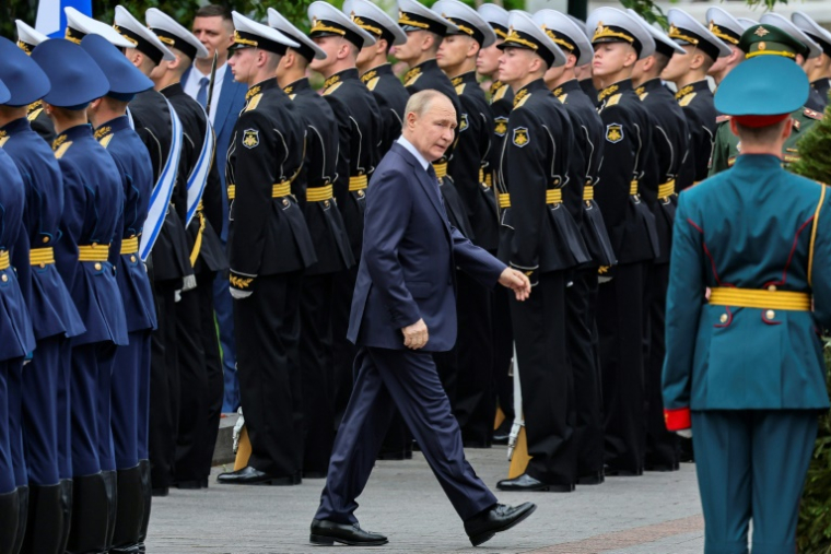 Le président russe Vladimir Poutine (C), le 22 juin 2025 à Moscou, lors des cérémonies du 84e anniversaire de l'invasion de l'Union soviétique par les Nazis en 1941 ( POOL / YURI KOCHETKOV )