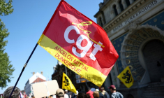 Des salariés d'Arcelor Mittal manifestent à Dukerque, dans le Nord, le 1er mai 2025 ( AFP / Sameer AL-DOUMY )