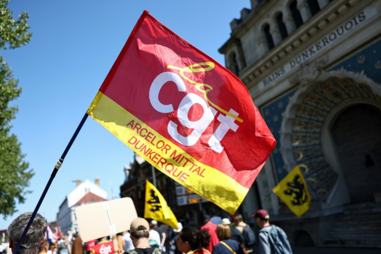 Un drapeau CGT ArcelMitall lors d'une manifestation à Dunkerque à l'occasion de la Journée internationale des travailleurs, le 1er mai 2025 dans le Nord ( AFP / Sameer AL-DOUMY )