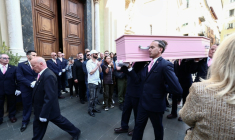 Violette Petrucciani (c,d), la mère de Loana, se tient devant le cercueil de sa fille, première star de télé-réalité en France, lors de ses obsèques à la cathédrale Sainte-Réparate de Nice, le 10 avril 2026 ( AFP / Thibaud MORITZ )