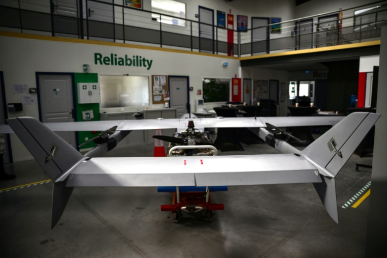 Un drone à l'usine Survey Copter, filiale d'Airbus, à Pierrelatte, le 31 mars 2026 dans la Drôme ( AFP / OLIVIER CHASSIGNOLE )