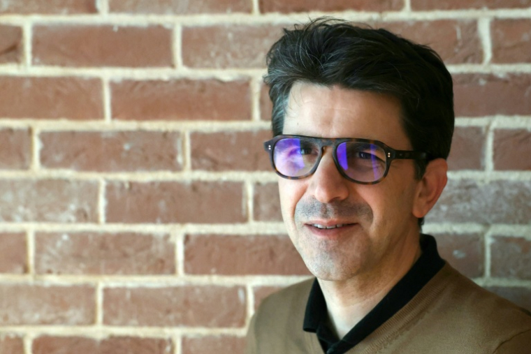 Mathieu Hanotin, maire PS de Saint-Denis et candidat à sa réélection aux prochaines municipales, devant son QG de campagne à Saint-Denis, le 1er février 2026 en Seine-Saint-Denis ( AFP / Alain JOCARD )