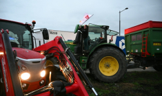 Des tracteurs de l'organisation des Jeunes agriculteurs bloquent un rond-pont près de l'auroute  A61 à Castelnaudary dans le sud-ouest de la France le 17 décembre ( AFP / Matthieu RONDEL )