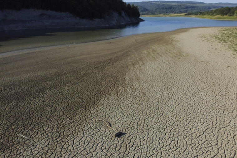 Le lit asséché d'un bras de rivière alimentant le barrage de Yovkovtsi, près de la ville d'Elena, le 2 juillet 2025 en Bulgarie ( AFP / Nikolay DOYCHINOV )
