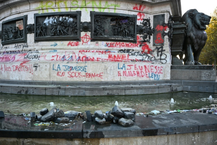 Des tags et des débris sur la fontaine de la place de la République, au lendemain d'une manifestation contre la vie chère, le 18 octobre 2026 à Paris ( AFP / Matthieu RONDEL )