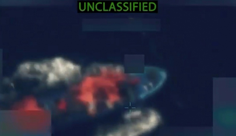 Image tirée d'une vidéo publiée par le secrétaire américain à la Défense Pete Hegseth sur son compte X, le 28 octobre 2025, montrant ce qu'il dit être l'un des quatre bateaux présumés de trafic de drogue dans l'océan Pacifique oriental détruit lors de frappes américaines ( Compte X du secrétaire américain à la Défense Pete Hegseth / Handout )