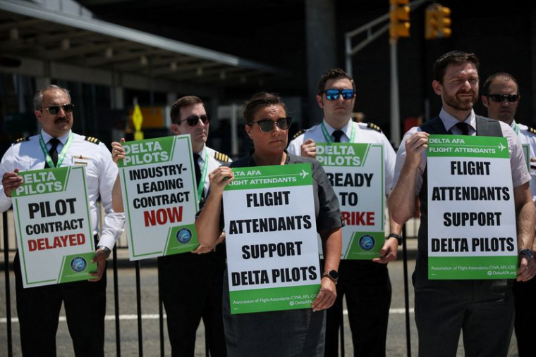 Des pilotes de Delta Air Lines manifestent devant le terminal 4 de l'aéroport international JFK