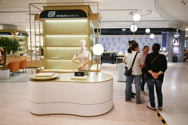 Au sein des Galeries Lafayette à Pékin, le 26 mai 2026, veille de leur fermeture ( AFP / GREG BAKER )