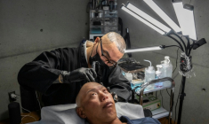 Remy, tatoueur professionnel, réalise une intervention de micropigmentation du cuir chevelu sur un client, dans son studio de Ginowan, à Okinawa au Japon, le 19 mai 2026 ( AFP / Yuichi YAMAZAKI )