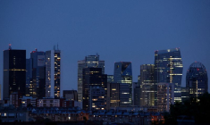 Une vue montre des gratte-ciel de bureaux dans le quartier d'affaires et financier de La Défense