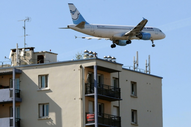 Un avion vole au-dessus d'un immeuble à Toulouse le 2 octobre 2012 ( AFP / PASCAL PAVANI )