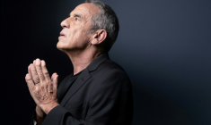 Le producteur et animateur Thierry Ardisson pose à Paris le 20 avril 2022  ( AFP / JOEL SAGET )