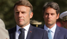 Le président Emmanuel Macron, à gauche, et l'ex Premier ministre Gabriel Attal, à droite, à Paris le 25 août 2025 ( POOL / Teresa Suarez )