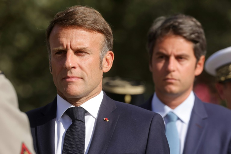 Le président Emmanuel Macron, à gauche, et l'ex Premier ministre Gabriel Attal, à droite, à Paris le 25 août 2025 ( POOL / Teresa Suarez )