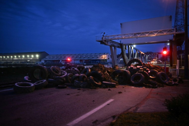 "Barrage filtrant" d'agriculteurs français à l'entrée du port du Havre, le 11 janvier 2026, afin de dénoncer l'accord de libre-échange entre l'UE et les pays du Mercosur ( AFP / Lou BENOIST )